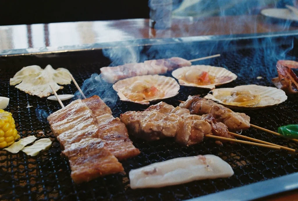 炭火で丁寧に焼かれる伝統的な日本の魚介料理