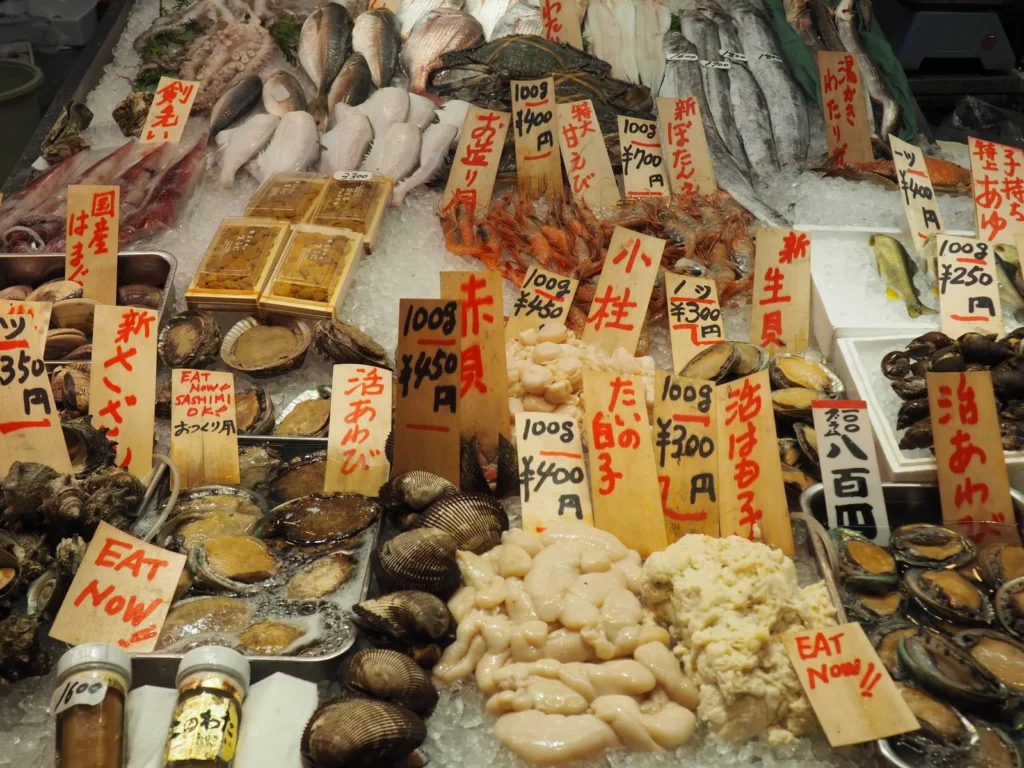 活気ある市場に並べられた新鮮な魚介類